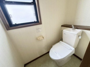 福山市伊勢丘、中古一戸建てのトイレ画像です