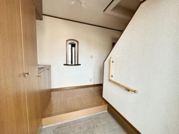 福山市伊勢丘、中古一戸建ての玄関画像です