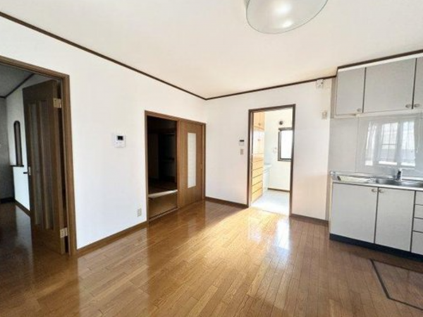 福山市伊勢丘、中古一戸建ての居間画像です