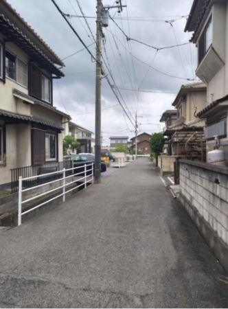 福山市川口町、中古一戸建ての前面道路を含む現地写真画像です