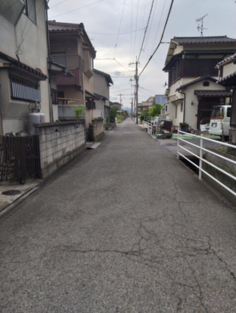 福山市川口町、中古一戸建ての前面道路を含む現地写真画像です