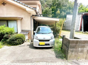 福山市佐波町、中古一戸建ての駐車場画像です
