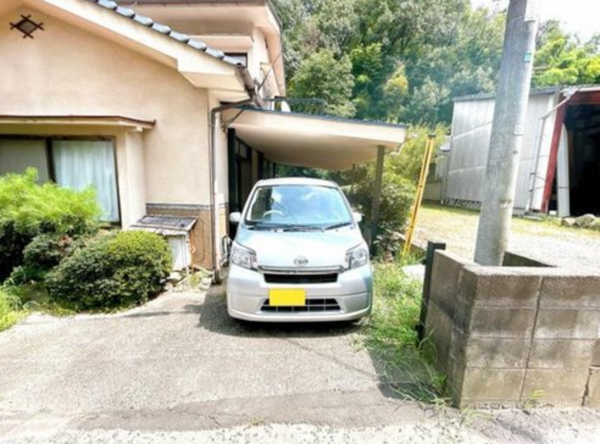 福山市佐波町、中古一戸建ての駐車場画像です