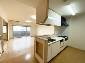 福山市西桜町、マンションのキッチン画像です