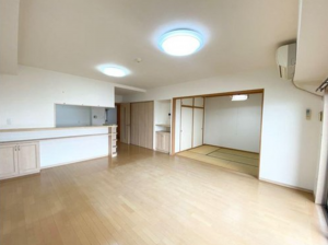 福山市西桜町、マンションの居間画像です