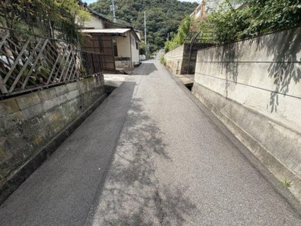 福山市水呑向丘、中古一戸建ての前面道路を含む現地写真画像です