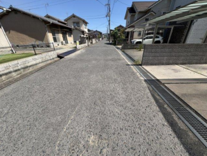 福山市新涯町、中古一戸建ての前面道路を含む現地写真画像です