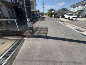 福山市新涯町、中古一戸建ての前面道路を含む現地写真画像です