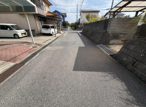 福山市高美台、中古一戸建ての前面道路を含む現地写真画像です