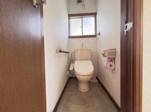 福山市伊勢丘、中古一戸建てのトイレ画像です