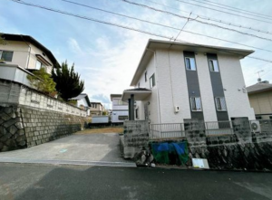 福山市向陽町、中古一戸建ての前面道路を含む現地写真画像です