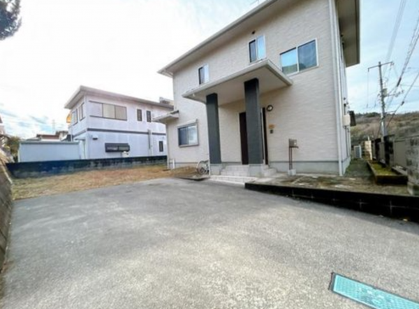 福山市向陽町、中古一戸建ての駐車場画像です