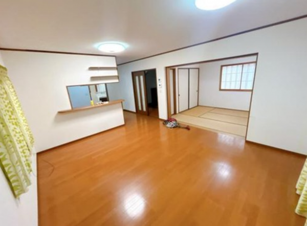 福山市向陽町、中古一戸建ての居間画像です
