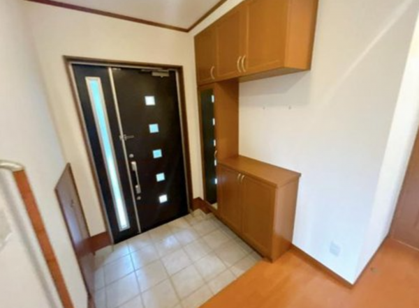 福山市向陽町、中古一戸建ての玄関画像です