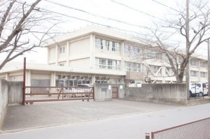 横須賀市久里浜、新築一戸建ての小学校画像です