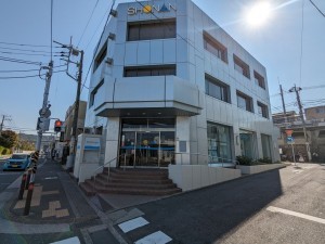 横須賀市浦上台、中古一戸建ての銀行画像です