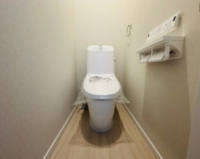 横須賀市根岸町、新築一戸建てのトイレ画像です