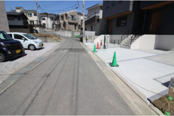 横須賀市池上、新築一戸建ての前面道路を含む現地写真画像です