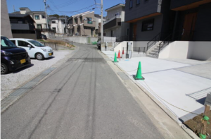 横須賀市池上、新築一戸建ての前面道路を含む現地写真画像です