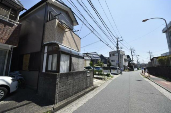 横須賀市小矢部、中古一戸建ての前面道路を含む現地写真画像です