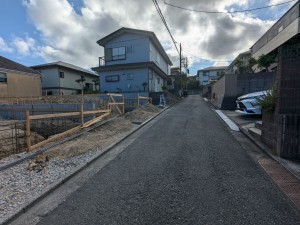 横須賀市粟田、新築一戸建ての前面道路を含む現地写真画像です