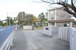 横須賀市長瀬、マンションの小学校画像です