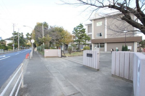 横須賀市長瀬、マンションの小学校画像です