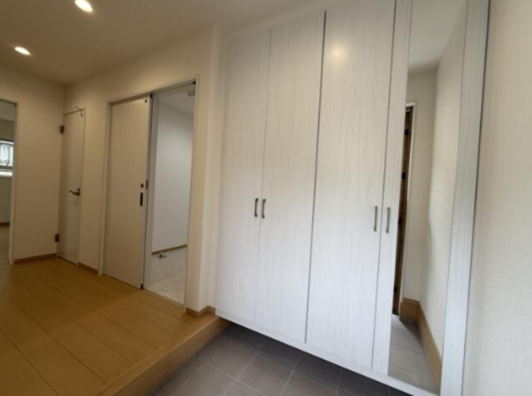 横須賀市西浦賀、新築一戸建ての玄関画像です