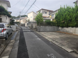横須賀市久里浜台、中古一戸建ての前面道路を含む現地写真画像です