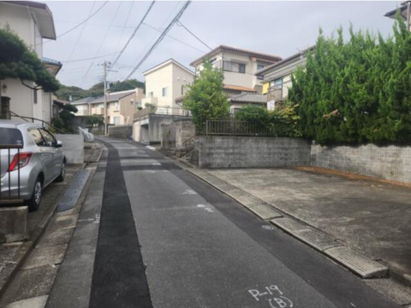 横須賀市久里浜台、中古一戸建ての前面道路を含む現地写真画像です