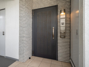 横須賀市公郷町、マンションの玄関画像です