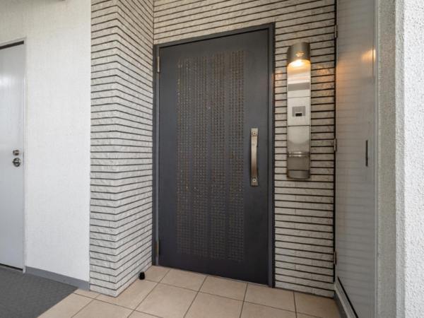 横須賀市公郷町、マンションの玄関画像です