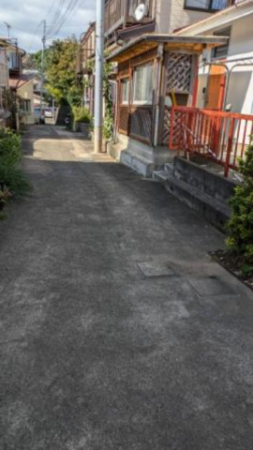 横須賀市池上、中古一戸建ての前面道路を含む現地写真画像です