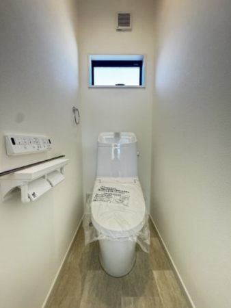 横須賀市粟田、新築一戸建てのトイレ画像です