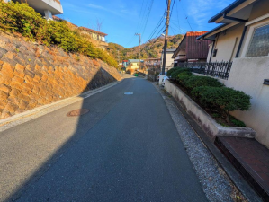 横須賀市ハイランド、中古一戸建ての前面道路を含む現地写真画像です