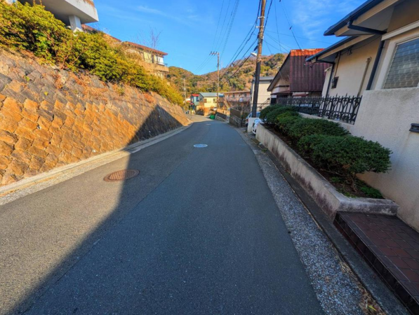 横須賀市ハイランド、中古一戸建ての前面道路を含む現地写真画像です