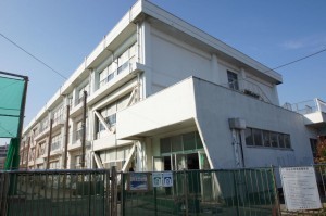 横須賀市小矢部、マンションの小学校画像です