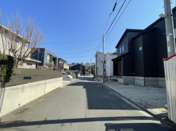 横須賀市若宮台、新築一戸建ての前面道路を含む現地写真画像です