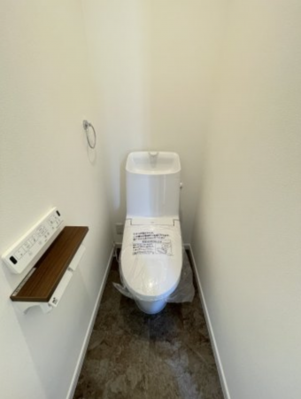 横須賀市若宮台、新築一戸建てのトイレ画像です