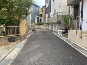 横須賀市大矢部、中古一戸建ての前面道路を含む現地写真画像です