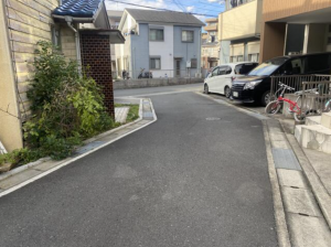 横須賀市大矢部、中古一戸建ての前面道路を含む現地写真画像です