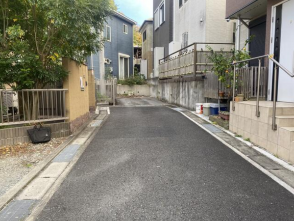 横須賀市大矢部、中古一戸建ての前面道路を含む現地写真画像です
