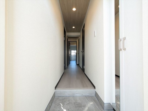 横須賀市根岸町、マンションの玄関画像です