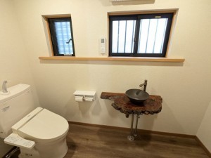 横須賀市衣笠町、中古一戸建てのトイレ画像です
