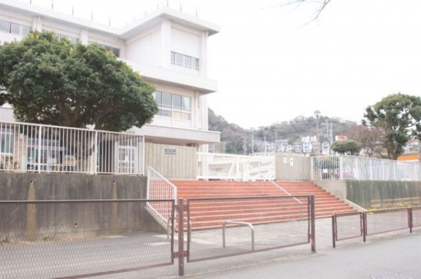 横須賀市久里浜、中古一戸建ての中学校画像です