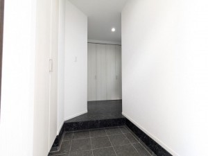 横須賀市岩戸、中古一戸建ての玄関画像です