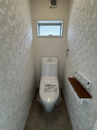 横須賀市長沢、新築一戸建てのトイレ画像です