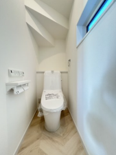 横須賀市長沢、新築一戸建てのトイレ画像です