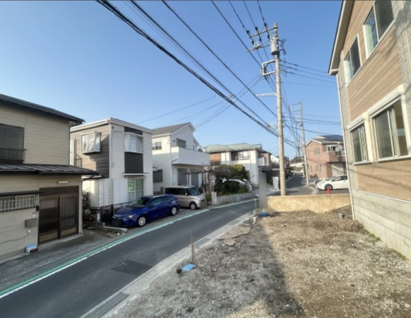横須賀市長沢、新築一戸建ての前面道路を含む現地写真画像です