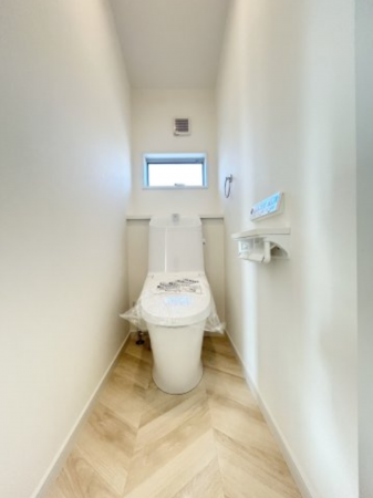 横須賀市長沢、新築一戸建てのトイレ画像です
